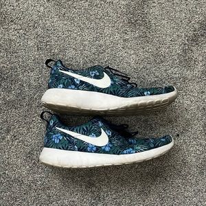 Used - Nike Roshe Run Sneaker - Sz 10.5